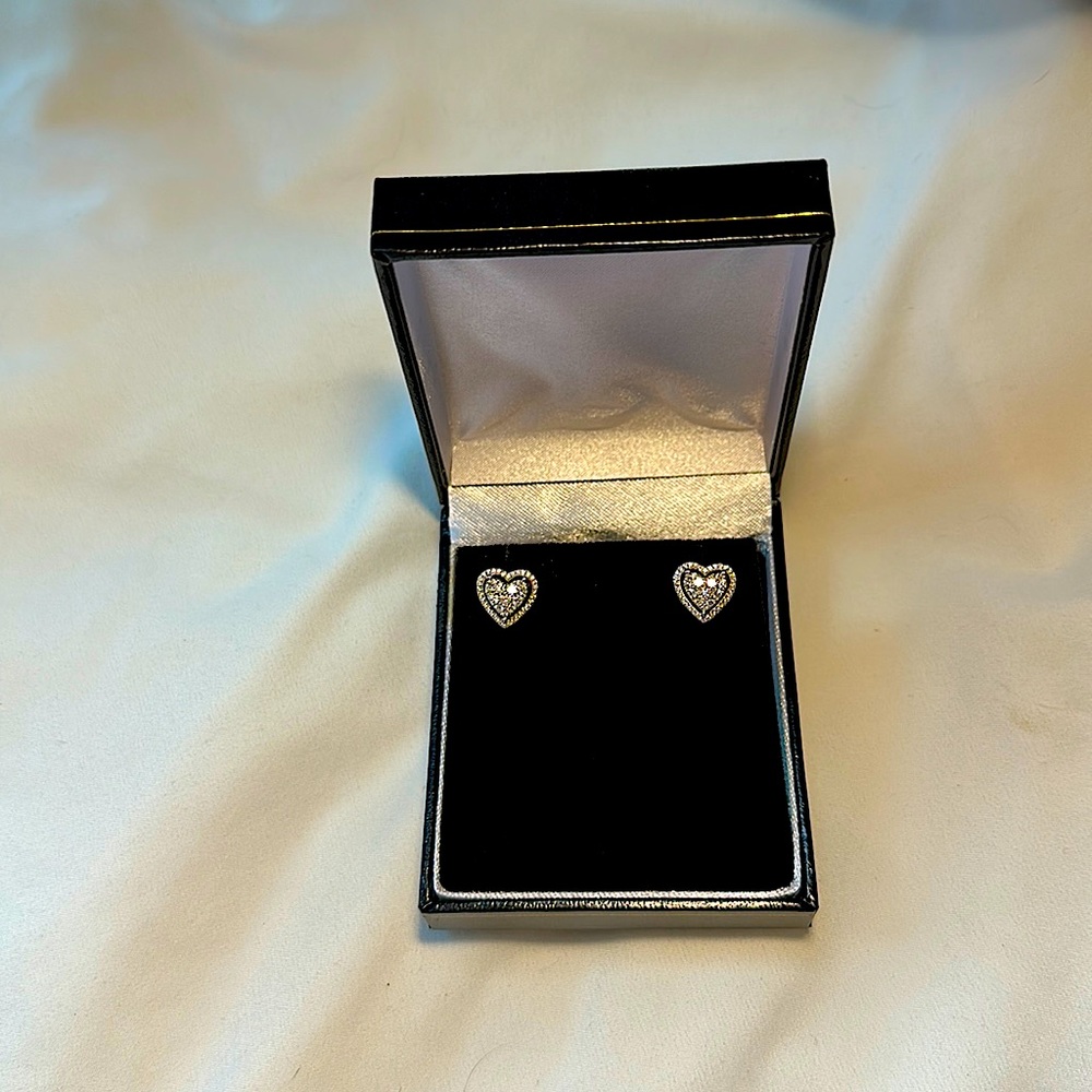 Approximately 1cttw 14k gold Diamond Cluster Heart EARRINGS